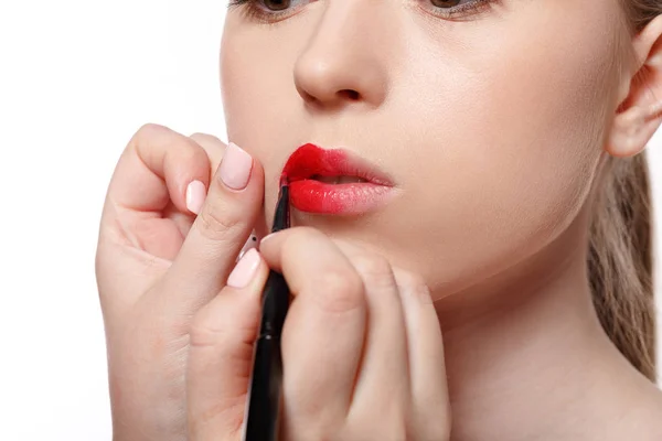 Make-up artist applicera läppstiftet med pensel, skönhet — Stockfoto
