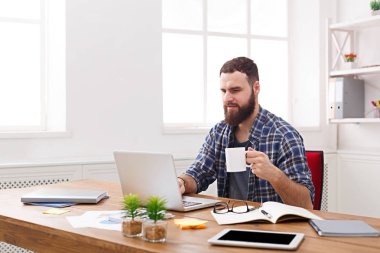 Genç işadamı modern beyaz ofis içinde laptop ile çalışma