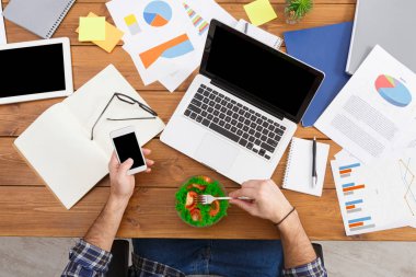 Yoğun çalışan adam modern ofis, üstten görünüm