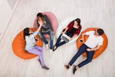 Arkadaşlar kapalı sıraya oturan araçları kullanma