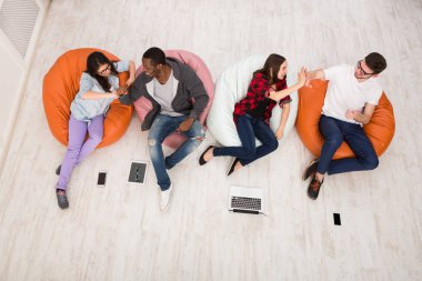 Kahve molası, grup öğrenci sınava hazırlanıyor