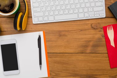 Ahşap masaüstü, düz office nesneleri ile çalışma alanı arka plan yattı