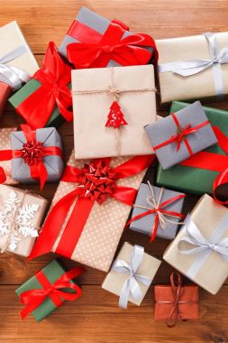 Bir sürü hediye kutuları odun, kağıt Noel hediyeleri