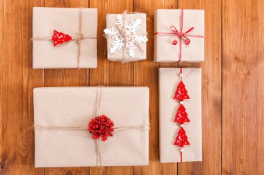 Ahşap üzerine hediye kutuları, Kraft kağıt içinde Noel hediyeleri