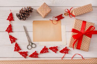 Yaratıcı hobi. Noel hediyesi kutusuna yapmak için el yapımı Araçlar