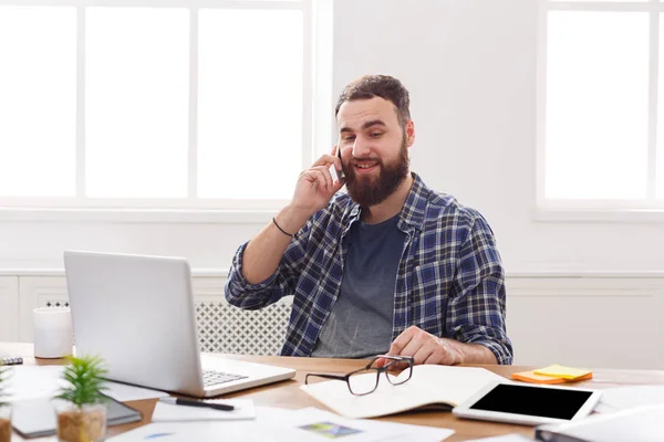 Feliz y relajado hombre de negocios hablar móvil en la oficina — Foto de Stock