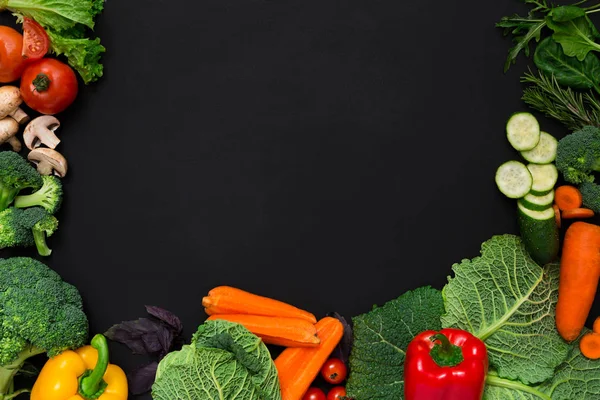 Cornice di verdure fresche su sfondo nero con spazio copia — Foto Stock