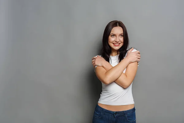 Vrouw met gelukkig gelaatsuitdrukking, studio opname — Stockfoto