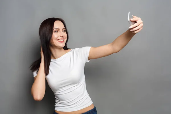 Mujer tomando fotos con gadget, comunicación — Foto de Stock