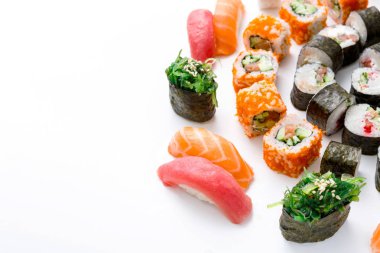 Dizi suşi rulo, beyaz arka plan üzerinde maki