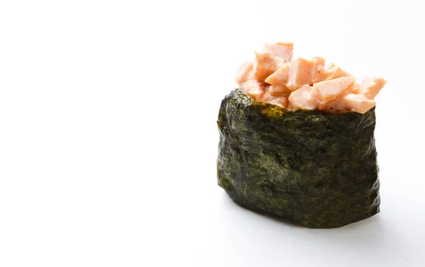 Nahaufnahme von Sushi Gunkan auf weißem, isoliertem Hintergrund mit Kopierraum — Stockfoto