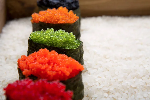 Closeup de sushi gunkan no fundo de arroz branco e espaço de cópia de textura — Fotografia de Stock