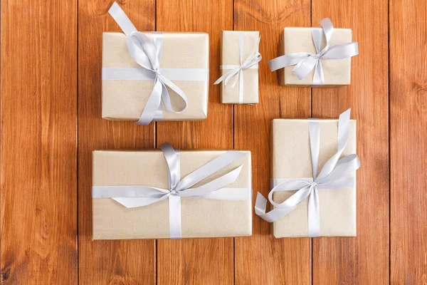 Mnóstwo pudełeczka na drewno, prezenty świąteczne w papier — Zdjęcie stockowe
