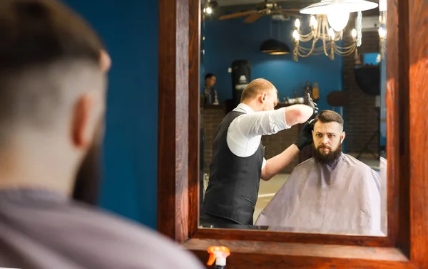 Чоловік зачісується перукарем у перукарні — стокове фото