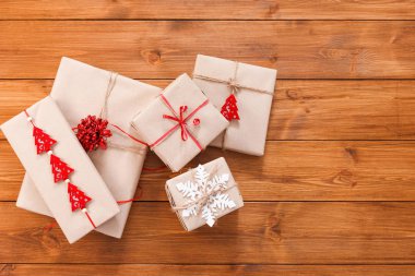 Ahşap üzerine hediye kutuları, Kraft kağıt içinde Noel hediyeleri