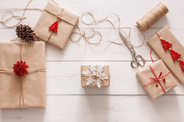 Hediye. Modern Noel hediyesi kutularına ambalaj