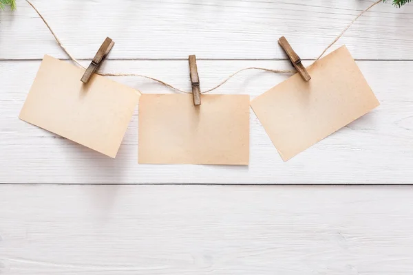 Tarjetas en blanco en cuerda sobre fondo de pared claro — Foto de Stock