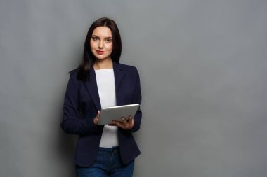 Tablet gri arka plan üzerinde kadınla