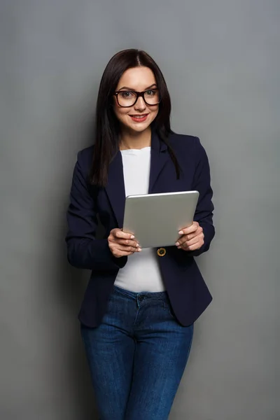 Mujer de negocios chequeando horario en el trabajo — Foto de Stock