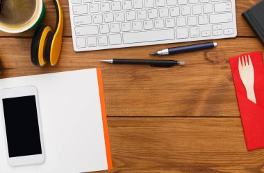 Ahşap masaüstü, düz office nesneleri ile çalışma alanı arka plan yattı