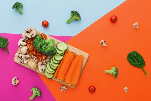 Verdure su sfondo colorato astratto, cibo sano — Foto Stock