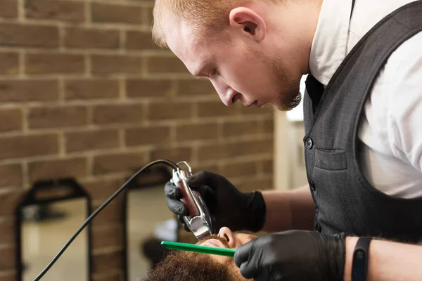 男は理髪店でヘアスタイリストによるヘアカットを得ること — ストック写真