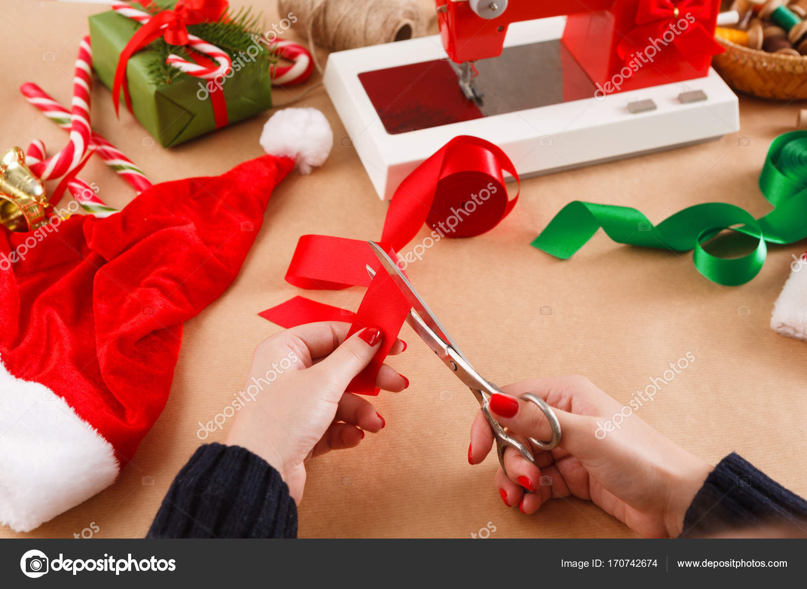 Mani Femminili Con Le Forbici Che Tagliano Nastro Rosso