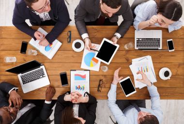 İş görüşmesi. Çok ırklı emploees takım tartışmak office raporda, ahşap masa Üstten Görünüm