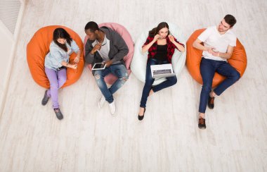 Kahve molası, grup öğrenci sınava hazırlanıyor