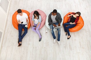 Kahve molası, grup öğrenci sınava hazırlanıyor