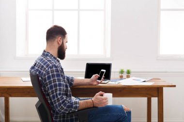 İşadamı tarafından dizüstü bilgisayar cep telefonu kullanarak Office