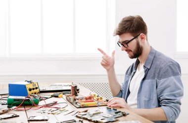 Kırık bilgisayar anakart kontrol mühendisi