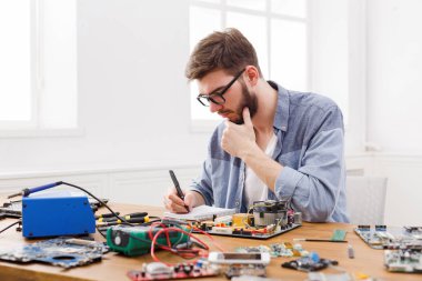 Elektronik devre kartını tamir dükkanında inceleme