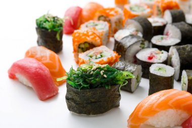 Closeup kümesi suşi rulo, beyaz arka plan üzerinde maki