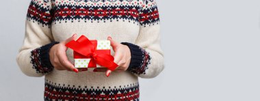 Noel hediyesi tutan tanınmaz halde kadın