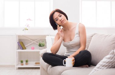 Evet ve kahve içme genç dalgın kadın