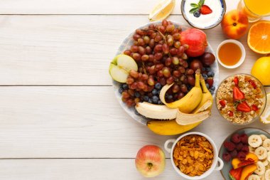 Taze sağlıklı kahvaltı meyve kopya alanı ile