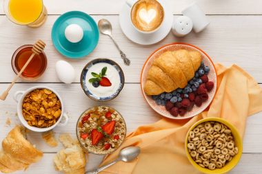 Continental kahvaltı menüsü woden masada