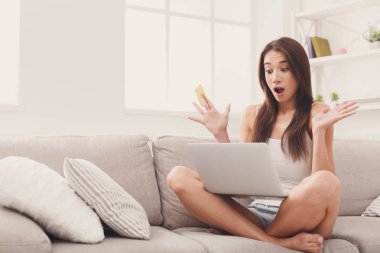 Heyecanlı kadın online kredi kartı ile alışveriş