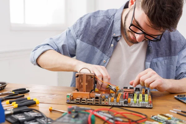 Ingegnere controllo rotto scheda madre del computer — Foto Stock