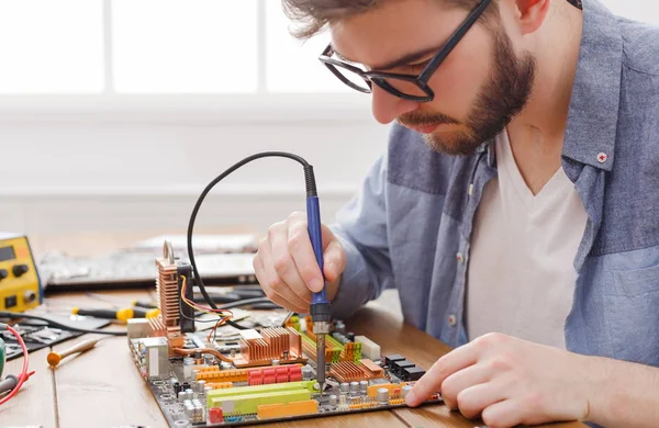 Reparador soldadura circuito informático en taller — Foto de Stock
