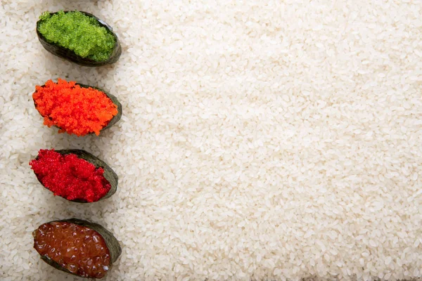 Pohled shora na Suši gunkan na bílé rýže pozadí a textury kopie prostoru — Stock fotografie