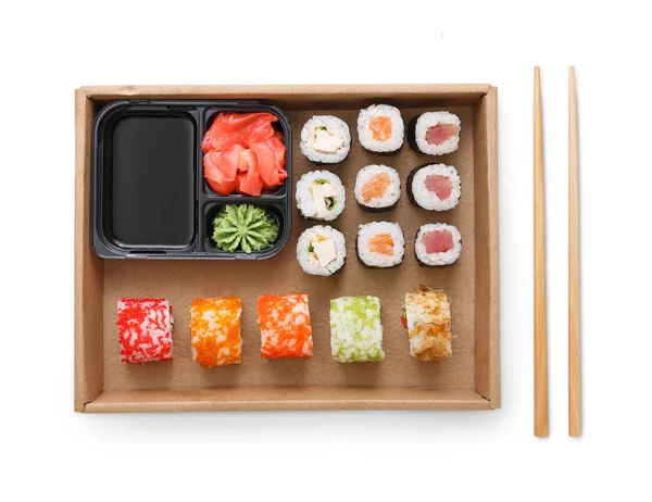 Bovenaanzicht set sushi rolt, maki met chopstics, soja, wasabi en gember, geïsoleerd — Stockfoto
