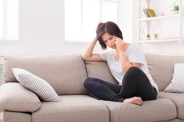 Ung orolig kvinna talar på mobiltelefon — Stockfoto