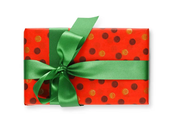 Pudełko zapakowane w czerwony papier i wstążki zielony — Zdjęcie stockowe