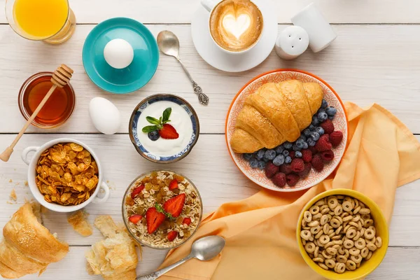 Menu de pequeno-almoço continental na mesa arborizada — Fotografia de Stock