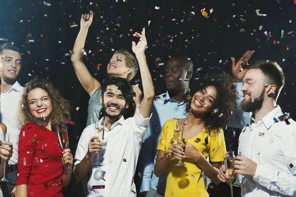 Oficina fiesta de año nuevo. Los jóvenes se divierten —  Fotos de Stock