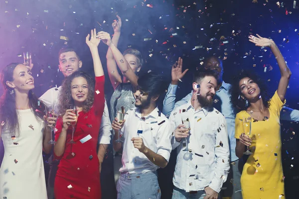 Joyeux jeunes amis célébrant Noël en boîte de nuit — Photo