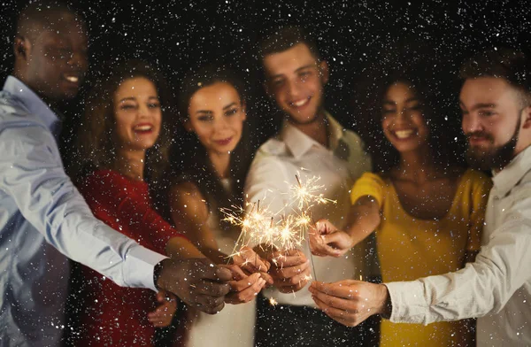 Tomtebloss bakgrund. Ungdomar på fest fest — Stockfoto