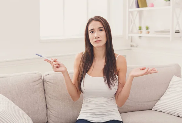 Занепокоєна дівчина з негативним тестом на вагітність — стокове фото